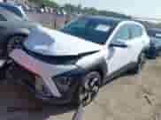 2024 Hyundai Kona Limited z VIN KM8HECA34RU165341, wystawiony jako IAAI lot #42957554 z przebiegiem 10 895 mil mil oraz . Historia ofert i sprzedaży dostępna na DreamBid. Obrazek 2.