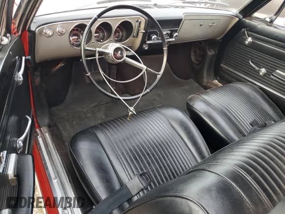1965 Chevrolet Corvair z VIN 10567W116977, wystawiony jako Copart lot #82571934 z przebiegiem 72 439 mil mil oraz Czysty tytuł • Clean title. Historia ofert i sprzedaży dostępna na DreamBid. Obrazek 9.