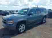 2010 Chevrolet Suburban LT z VIN 1GNUCJE01AR142336, wystawiony jako IAAI lot #42569262 z przebiegiem 298 479 mil mil oraz . Historia ofert i sprzedaży dostępna na DreamBid. Obrazek 2.