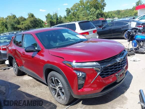 2025 Chevrolet Trax 1RS с VIN KL77LGEP6SC300788, выставлен на аукционе IAAI как лот 43183710 с пробегом 1 431 миль миль и . История ставок и продаж доступна на DreamBid. Изображение 1.