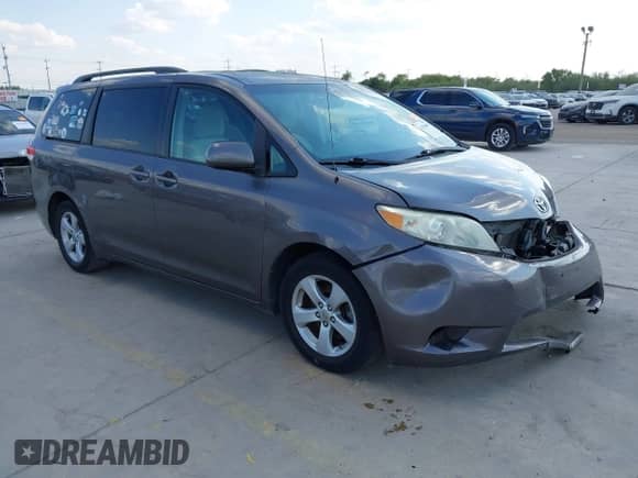 2012 Toyota Sienna LE с VIN 5TDKK3DC2CS180463, выставлен на аукционе IAAI как лот 43250009 с пробегом 127 980 миль миль и . История ставок и продаж доступна на DreamBid. Изображение 1.