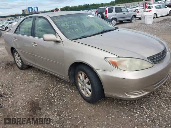 2002 Toyota Camry LE z VIN 4T1BE30K82U633608, wystawiony jako IAAI lot #42785231 z przebiegiem Nie podano mil oraz . Historia ofert i sprzedaży dostępna na DreamBid. Obrazek 1.