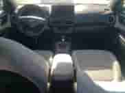 2023 Hyundai Kona SEL z VIN KM8K32ABXPU976572, wystawiony jako Copart lot #79438714 z przebiegiem 11 278 mil mil oraz Szkoda całkowita • Salvage title. Historia ofert i sprzedaży dostępna na DreamBid. Obrazek 8.