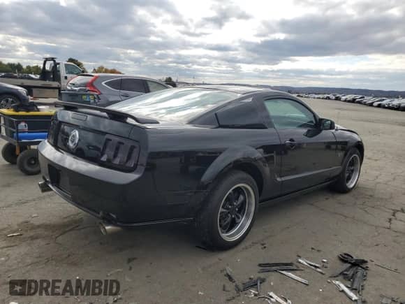 2007 Ford Mustang GT Deluxe z VIN 1ZVHT82H075220762, wystawiony jako Copart lot #90052055 z przebiegiem 103 359 mil mil oraz Czysty tytuł • Clean title. Historia ofert i sprzedaży dostępna na DreamBid. Obrazek 3.