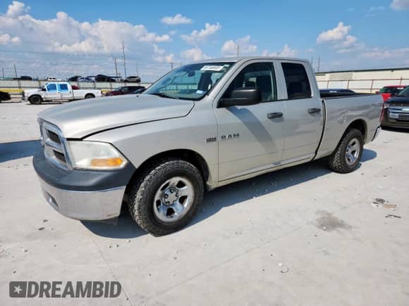 2010 Dodge 1500 SLT z VIN 1D7RB1GTXAS218014, wystawiony jako Copart lot #69746695 z przebiegiem 301 260 mil mil oraz Szkoda całkowita • Salvage title. Historia ofert i sprzedaży dostępna na DreamBid. Obrazek 1.