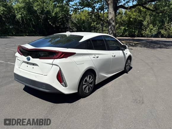 2018 Toyota Prius Plus z VIN JTDKARFP6J3073923, wystawiony jako Copart lot #68948185 z przebiegiem 119 620 mil mil oraz Szkoda całkowita • Salvage title. Historia ofert i sprzedaży dostępna na DreamBid. Obrazek 4.