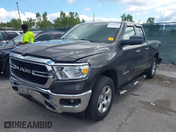 2020 Ram 1500 Big Horn z VIN 1C6SRFBT9LN190310, wystawiony jako IAAI lot #43161335 z przebiegiem 98 023 mil mil oraz . Historia ofert i sprzedaży dostępna na DreamBid. Obrazek 2.