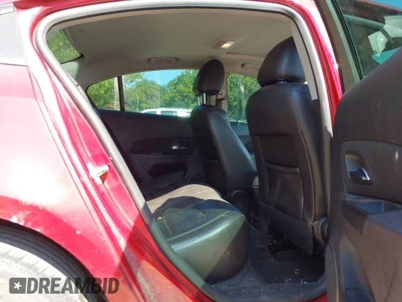 2013 Chevrolet Cruze 2LT z VIN 1G1PE5SB8D7183312, wystawiony jako IAAI lot #42964782 z przebiegiem 159 262 mil mil oraz . Historia ofert i sprzedaży dostępna na DreamBid. Obrazek 8.