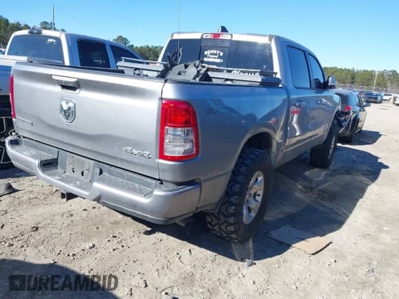 2022 Ram 1500 Big Horn z VIN 1C6RRFFG3NN298548, wystawiony jako IAAI lot #41270182 z przebiegiem 62 916 mil mil oraz . Historia ofert i sprzedaży dostępna na DreamBid. Obrazek 4.