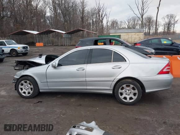 2005 Mercedes-Benz C 320 z VIN WDBRF64J85F605107, wystawiony jako IAAI lot #41470284 z przebiegiem Nie podano mil oraz . Historia ofert i sprzedaży dostępna na DreamBid. Obrazek 14.