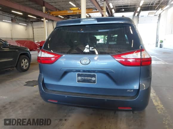 2016 Toyota Sienna XLE z VIN 5TDYK3DC9GS705230, wystawiony jako IAAI lot #42670448 z przebiegiem 62 614 mil mil oraz . Historia ofert i sprzedaży dostępna na DreamBid. Obrazek 16.