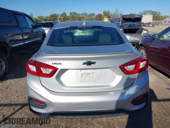 2018 Chevrolet Cruze LT z VIN 1G1BE5SM2J7150622, wystawiony jako IAAI lot #43325104 z przebiegiem 98 869 mil mil oraz . Historia ofert i sprzedaży dostępna na DreamBid. Obrazek 16.