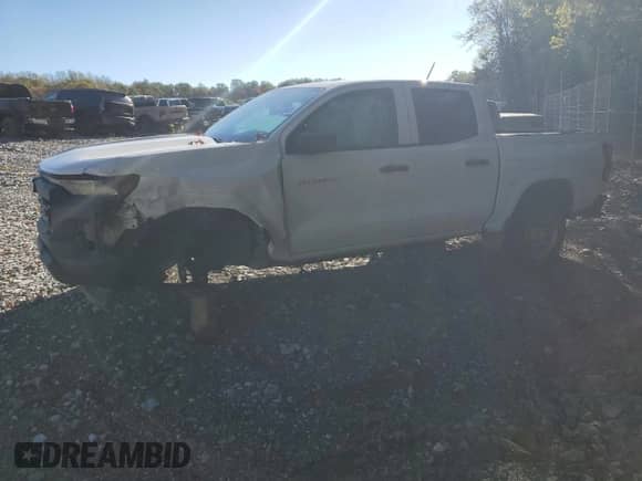 2023 Chevrolet Colorado 2WD Work Truck z VIN 1GCPSBEK4P1133203, wystawiony jako Copart lot #84612845 z przebiegiem Nie podano mil oraz Szkoda całkowita • Salvage title. Historia ofert i sprzedaży dostępna na DreamBid. Obrazek 1.