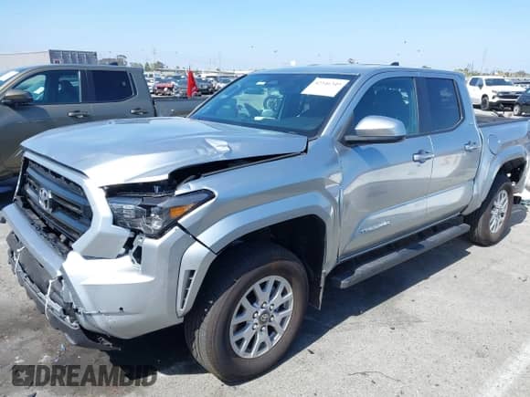 2024 Toyota Tacoma SR5 с VIN 3TMLB5JN6RM032170, выставлен на аукционе IAAI как лот 42346349 с пробегом 2 699 миль миль и . История ставок и продаж доступна на DreamBid. Изображение 2.