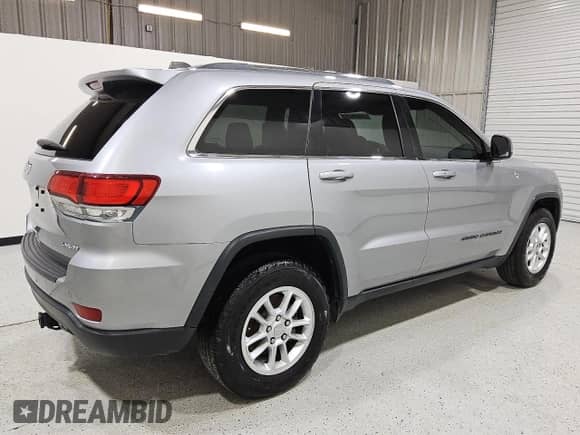 2020 Jeep Grand Cherokee Laredo E z VIN 1C4RJFAGXLC153684, wystawiony jako Copart lot #86517945 z przebiegiem 139 511 mil mil oraz Czysty tytuł • Clean title. Historia ofert i sprzedaży dostępna na DreamBid. Obrazek 3.