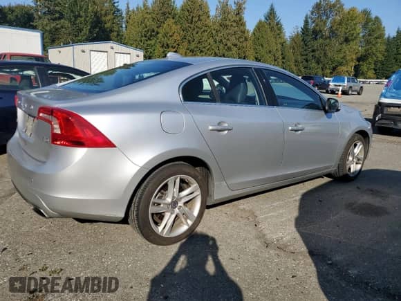 2015 Volvo S60 T5 Drive-E Platinum с VIN YV126MFM5F1335339, выставлен на аукционе Copart как лот 82262385 с пробегом 135 729 миль миль и Списание • Salvage title. История ставок и продаж доступна на DreamBid. Изображение 3.