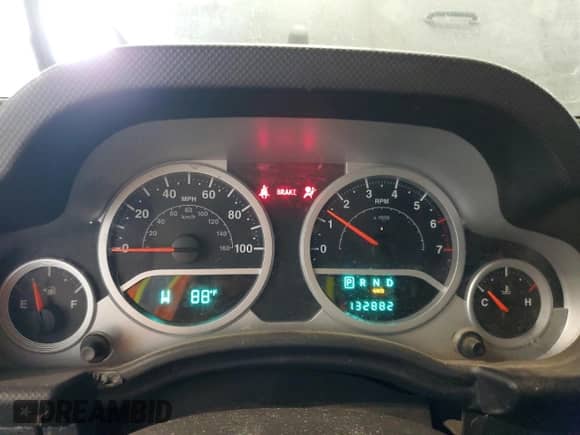 2007 Jeep Wrangler Unlimited Sahara z VIN 1J4GA59117L151310, wystawiony jako Copart lot #84026945 z przebiegiem 132 882 mil mil oraz Czysty tytuł • Clean title. Historia ofert i sprzedaży dostępna na DreamBid. Obrazek 9.