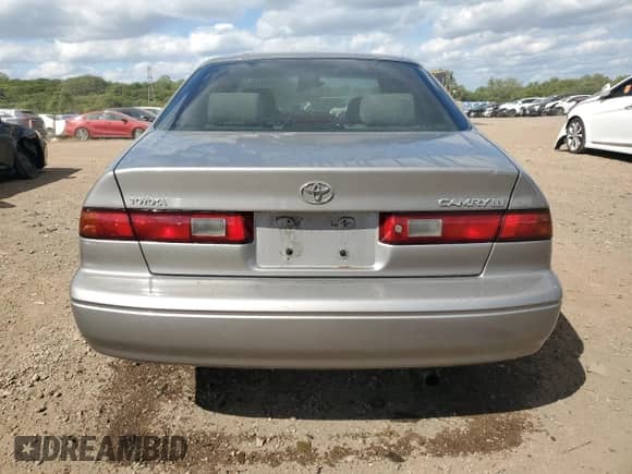 1999 Toyota Camry LE z VIN 4T1BG22K3XU439299, wystawiony jako Copart lot #71701175 z przebiegiem 86 769 mil mil oraz Szkoda całkowita • Salvage title. Historia ofert i sprzedaży dostępna na DreamBid. Obrazek 6.