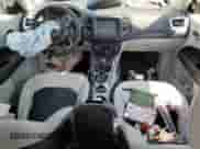 2019 Jeep Compass Latitude z VIN 3C4NJCBB3KT769536, wystawiony jako Copart lot #68518575 z przebiegiem 115 621 mil mil oraz Szkoda całkowita • Salvage title. Historia ofert i sprzedaży dostępna na DreamBid. Obrazek 8.