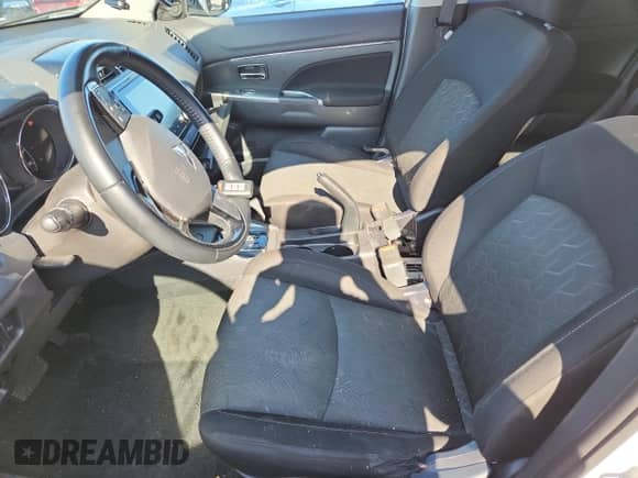 2021 Mitsubishi Outlander SE z VIN JA4APVAUXMU015757, wystawiony jako Copart lot #85944485 z przebiegiem 106 985 mil mil oraz Szkoda całkowita • Salvage title. Historia ofert i sprzedaży dostępna na DreamBid. Obrazek 7.
