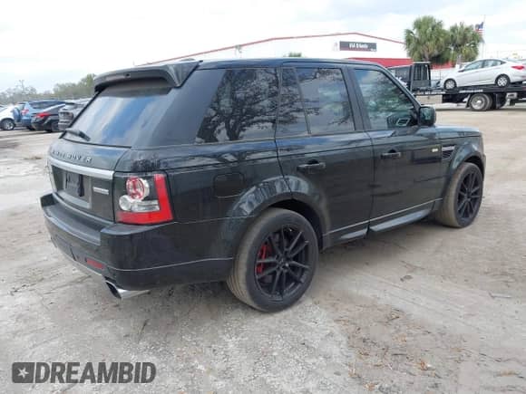 2013 Land Rover Range Rover Sport SC z VIN SALSH2E48DA802796, wystawiony jako IAAI lot #41613187 z przebiegiem 104 024 mil mil oraz . Historia ofert i sprzedaży dostępna na DreamBid. Obrazek 4.