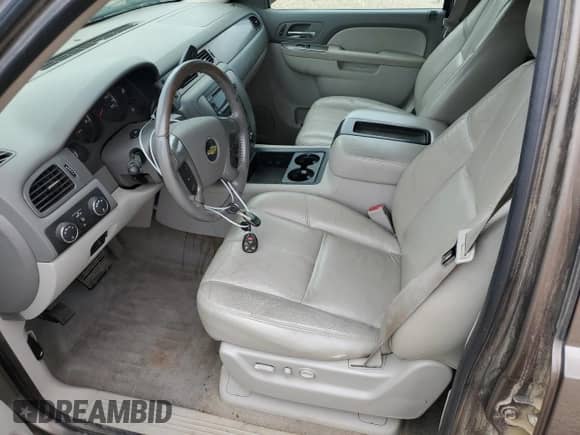 2011 Chevrolet Suburban LT z VIN 1GNSKJE35BR131457, wystawiony jako Copart lot #68172145 z przebiegiem 248 120 mil mil oraz Czysty tytuł • Clean title. Historia ofert i sprzedaży dostępna na DreamBid. Obrazek 7.