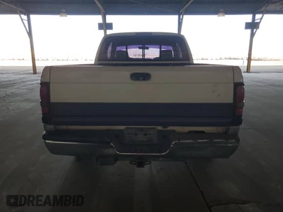 1996 Dodge 1500 z VIN 3B7HC13Y8TG179552, wystawiony jako Copart lot #90665965 z przebiegiem 127 706 mil mil oraz Szkoda całkowita • Salvage title. Historia ofert i sprzedaży dostępna na DreamBid. Obrazek 6.