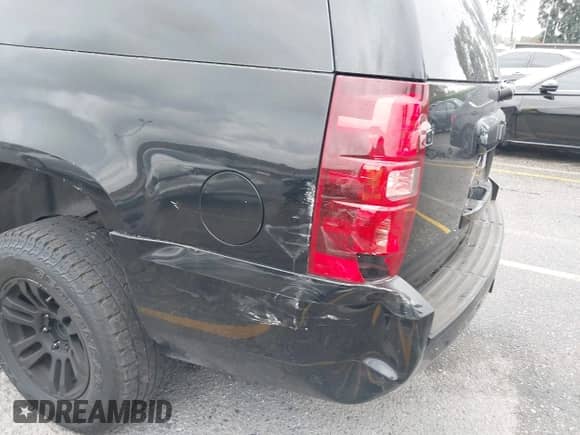 2010 Chevrolet Suburban LT z VIN 1GNUCJE02AR250318, wystawiony jako IAAI lot #43428825 z przebiegiem 187 450 mil mil oraz . Historia ofert i sprzedaży dostępna na DreamBid. Obrazek 18.