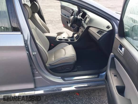 2016 Hyundai Sonata Sport z VIN 5NPE34AB6GH413252, wystawiony jako IAAI lot #43559132 z przebiegiem 99 565 mil mil oraz . Historia ofert i sprzedaży dostępna na DreamBid. Obrazek 5.