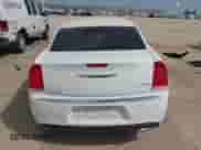 2016 Chrysler 300 Anniversary Edition с VIN 2C3CCAAG5GH261138, выставлен на аукционе IAAI как лот 42229995 с пробегом 108 501 миль миль и . История ставок и продаж доступна на DreamBid. Изображение 16.