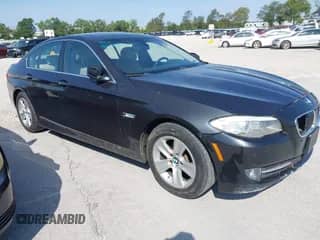 2013 BMW 5 Series 528i xDrive с VIN WBAXH5C58DD111869, выставлен на аукционе IAAI как лот 43176846 с пробегом 150 280 миль миль и . История ставок и продаж доступна на DreamBid. Изображение 1.