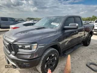 2019 Ram 1500 Rebel z VIN 1C6SRFET7KN871348, wystawiony jako Copart lot #85364805 z przebiegiem 138 362 mil mil oraz Czysty tytuł • Clean title. Historia ofert i sprzedaży dostępna na DreamBid. Obrazek 1.