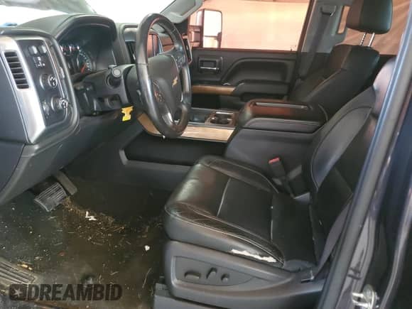 2015 Chevrolet Silverado 2500HD LTZ z VIN 1GC1KWE88FF631410, wystawiony jako Copart lot #65878395 z przebiegiem 118 963 mil mil oraz Szkoda całkowita • Salvage title. Historia ofert i sprzedaży dostępna na DreamBid. Obrazek 7.