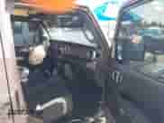 2021 Jeep Wrangler Unlimited Sahara z VIN 1C4HJXEN3MW525716, wystawiony jako IAAI lot #42974390 z przebiegiem 87 931 mil mil oraz . Historia ofert i sprzedaży dostępna na DreamBid. Obrazek 5.