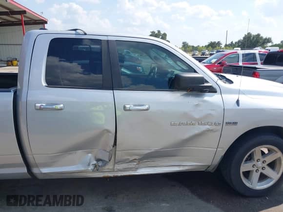 2011 Ram 1500 Big Horn z VIN 1D7RB1GT1BS637919, wystawiony jako IAAI lot #43210413 z przebiegiem 258 303 mil mil oraz . Historia ofert i sprzedaży dostępna na DreamBid. Obrazek 6.