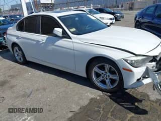 2013 BMW 3 Series 320i xDrive z VIN WBA3C3C55DF980712, wystawiony jako IAAI lot #42317269 z przebiegiem 114 528 mil mil oraz . Historia ofert i sprzedaży dostępna na DreamBid. Obrazek 1.