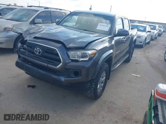 2017 Toyota Tacoma SR5 z VIN 5TFAZ5CN9HX050378, wystawiony jako IAAI lot #42942344 z przebiegiem 158 431 mil mil oraz . Historia ofert i sprzedaży dostępna na DreamBid. Obrazek 17.