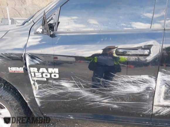 2019 Ram 1500 SLT z VIN 1C6RR7TT5KS714118, wystawiony jako IAAI lot #41865327 z przebiegiem 104 491 mil mil oraz . Historia ofert i sprzedaży dostępna na DreamBid. Obrazek 19.