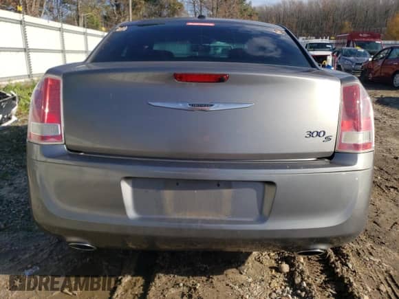 2012 Chrysler 300 S z VIN 2C3CCABGXCH115603, wystawiony jako Copart lot #85308264 z przebiegiem 187 591 mil mil oraz Czysty tytuł • Clean title. Historia ofert i sprzedaży dostępna na DreamBid. Obrazek 6.