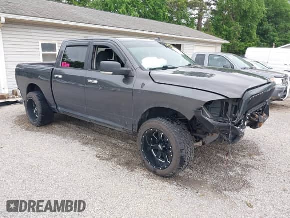 2018 Ram 1500 Big Horn z VIN 3C6RR7LT9JG176304, wystawiony jako IAAI lot #42270040 z przebiegiem 112 058 mil mil oraz . Historia ofert i sprzedaży dostępna na DreamBid. Obrazek 1.