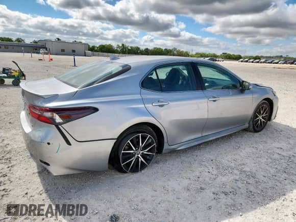 2023 Toyota Camry SE z VIN 4T1G11AK6PU749787, wystawiony jako Copart lot #81722415 z przebiegiem 33 266 mil mil oraz Szkoda całkowita • Salvage title. Historia ofert i sprzedaży dostępna na DreamBid. Obrazek 3.