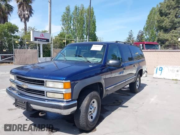 1999 Chevrolet Suburban z VIN 3GNGK26J9XG263668, wystawiony jako IAAI lot #42089070 z przebiegiem 102 452 mil mil oraz . Historia ofert i sprzedaży dostępna na DreamBid. Obrazek 6.