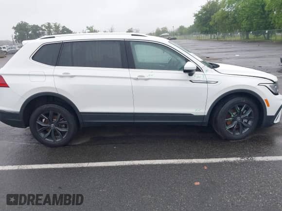 2024 Volkswagen Tiguan SE с VIN 3VV2B7AX0RM047340, выставлен на аукционе IAAI как лот 42502249 с пробегом 8 429 миль миль и . История ставок и продаж доступна на DreamBid. Изображение 13.