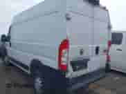 2020 Ram ProMaster Cargo z VIN 3C6TRVBG6LE141720, wystawiony jako IAAI lot #42070689 z przebiegiem 95 612 mil mil oraz . Historia ofert i sprzedaży dostępna na DreamBid. Obrazek 3.