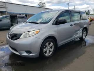 2012 Toyota Sienna с VIN 5TDKA3DC6CS013431, выставлен на аукционе Copart как лот 65879485 с пробегом 95 482 миль миль и Списание • Salvage title. История ставок и продаж доступна на DreamBid. Изображение 1.