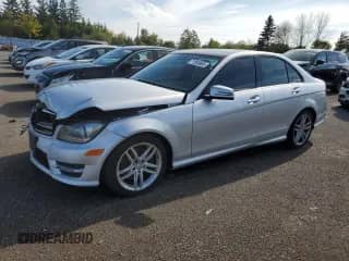 2014 Mercedes-Benz C 300 Sport z VIN WDDGF8AB8EA959648, wystawiony jako Copart lot #71393665 z przebiegiem 91 542 mil mil oraz Szkoda całkowita • Salvage title. Historia ofert i sprzedaży dostępna na DreamBid. Obrazek 1.