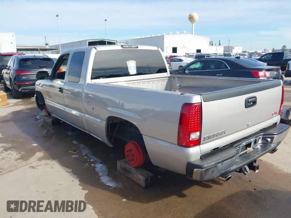 2005 GMC Sierra 1500 SLE z VIN 2GTEC19TX51217941, wystawiony jako IAAI lot #41333257 z przebiegiem 273 832 mil mil oraz . Historia ofert i sprzedaży dostępna na DreamBid. Obrazek 3.