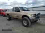 1997 Toyota Tacoma z VIN 4TAWM72N1VZ279828, wystawiony jako Copart lot #58385785 z przebiegiem 347 448 mil mil oraz Szkoda całkowita • Salvage title. Historia ofert i sprzedaży dostępna na DreamBid. Obrazek 4.