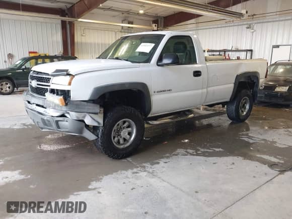 2003 Chevrolet Silverado 2500HD Work Truck z VIN 1GCHC24U23E253931, wystawiony jako IAAI lot #43303277 z przebiegiem 152 833 mil mil oraz . Historia ofert i sprzedaży dostępna na DreamBid. Obrazek 2.