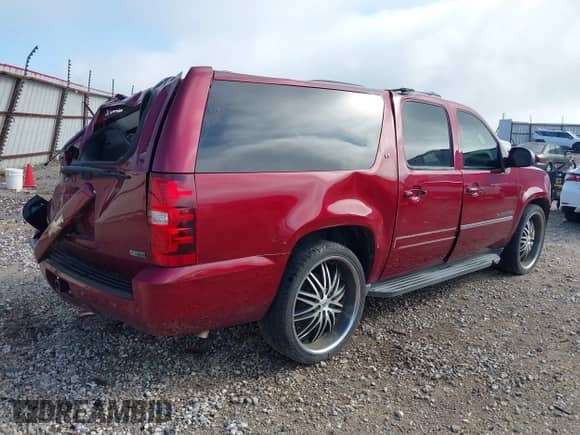 2010 Chevrolet Suburban LT z VIN 1GNUCJE07AR268426, wystawiony jako IAAI lot #42523275 z przebiegiem 252 841 mil mil oraz . Historia ofert i sprzedaży dostępna na DreamBid. Obrazek 4.